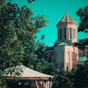 Daire Hotisi, Tiflis